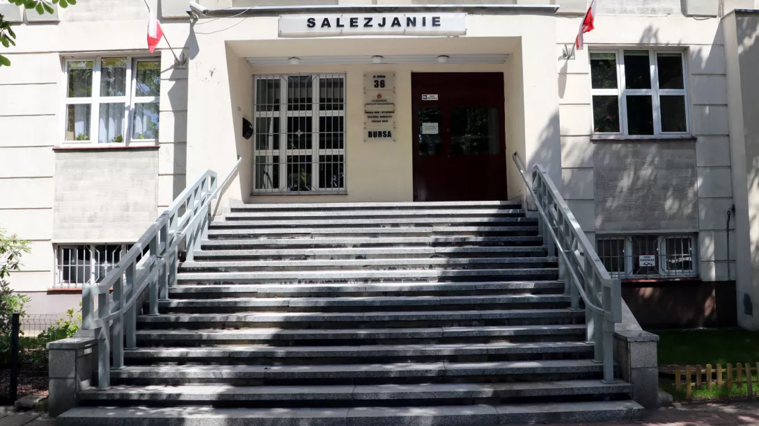 Wejście do Salezjańskiej Bursy im. Księdza Bosko w Łodzi