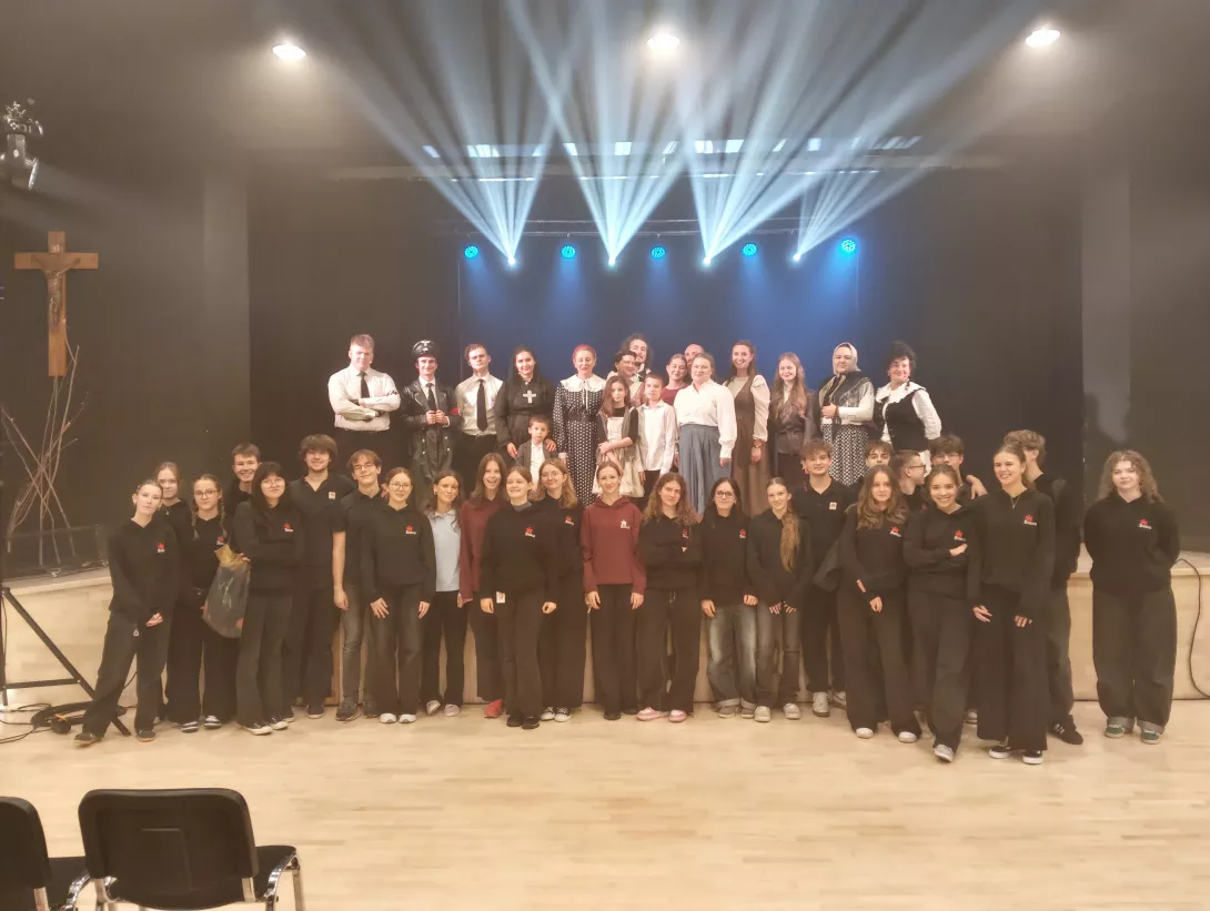 wspólne zdjęcie z naszymi uczniami, w tym aktorami naszego teatru