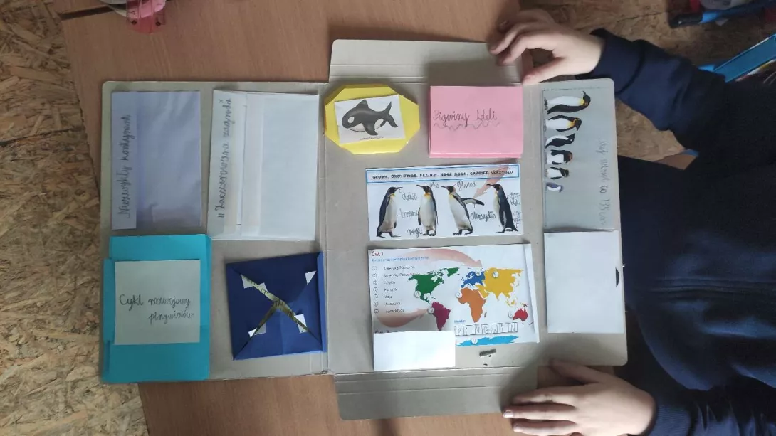 Uczennica klasy 2a prezentująca swój Lapbook 