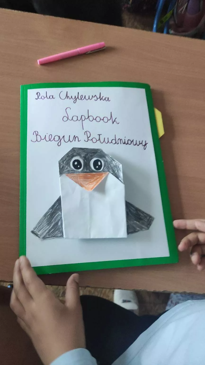 Uczennica klasy 2a prezentująca okładkę swojego Lapbooka