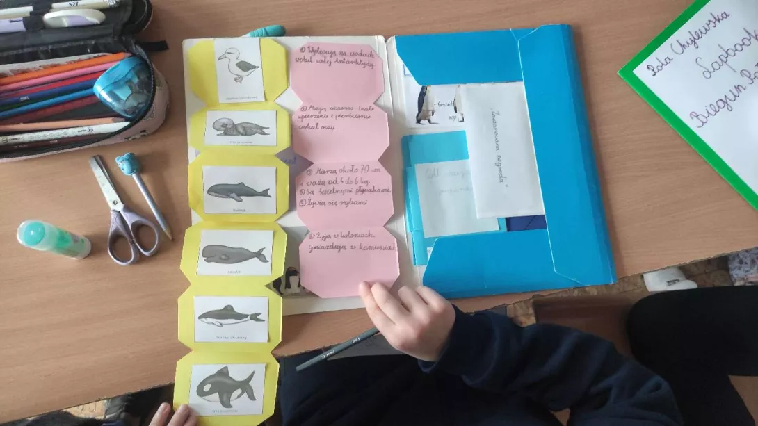 Uczennica klasy 2a prezentująca swój Lapbook 