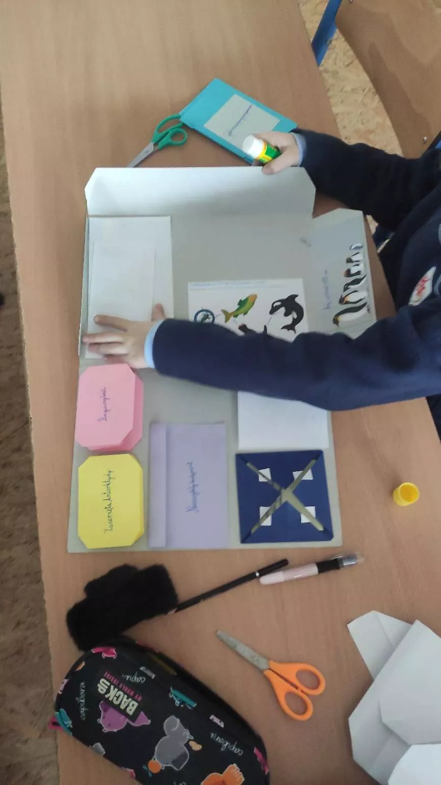 Uczennica klasy 2a SSP w czasie pracy nad swoim Lapbookiem