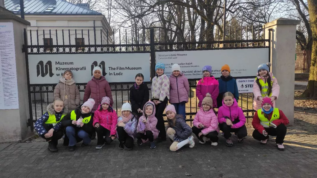 Klasa 2a przed bramą Muzeum Kinematografii w Łodzi 