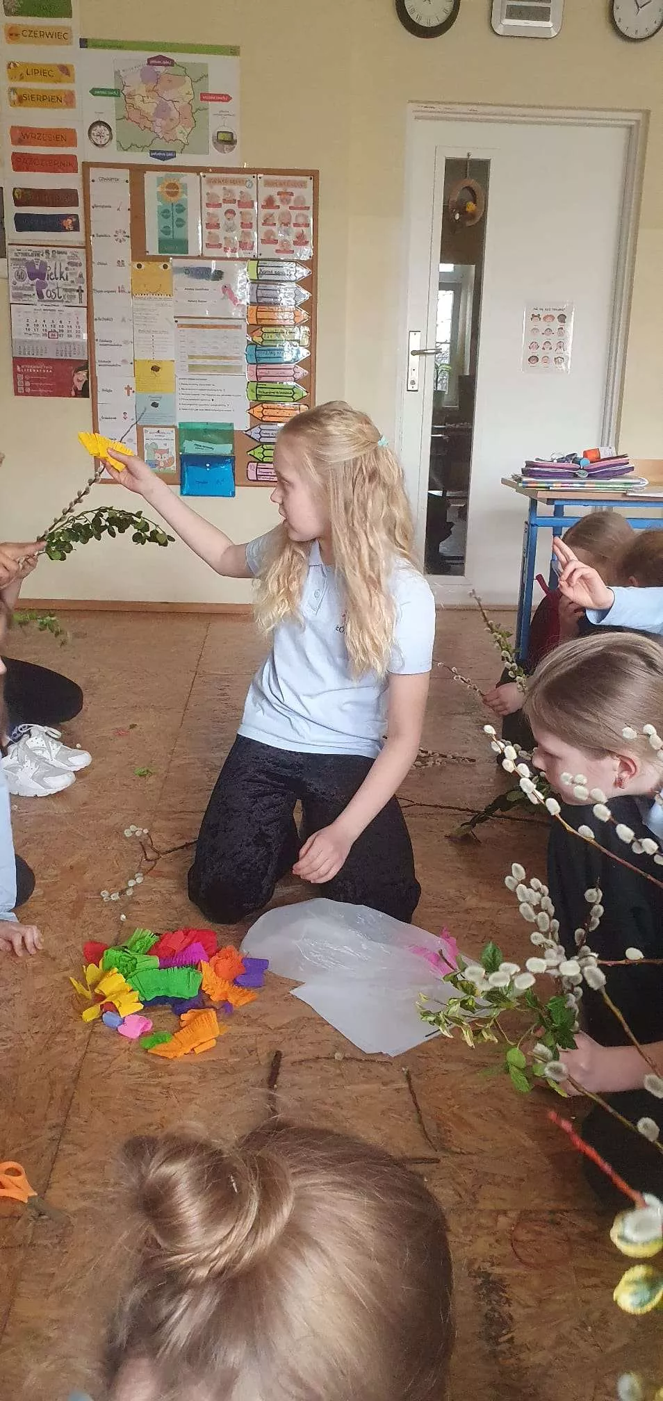 Dziewczynki z klasy 2a SSP podczas warsztatów robienia palm wielkanocnych w czasie świetlicy 