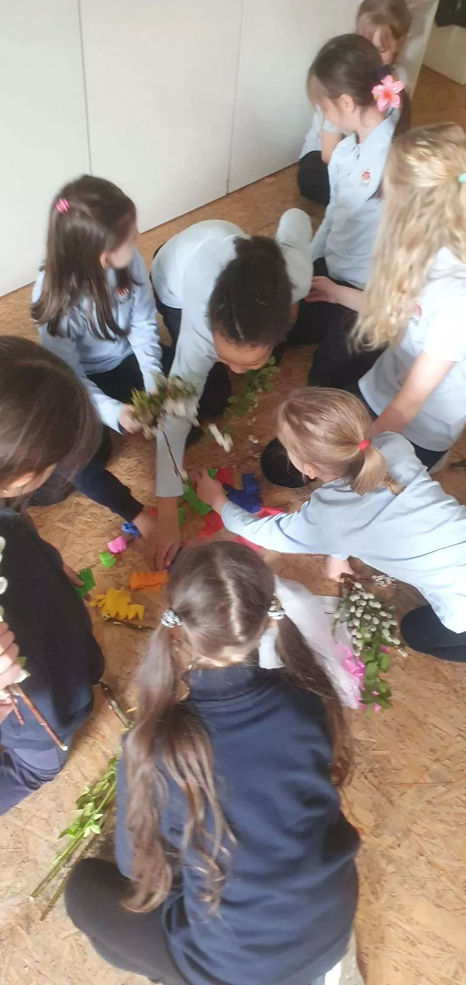 Dziewczyny z klasy 2a SSP podczas warsztatów robienia palm wielkanocnych w czasie zajęć świetlicowych 