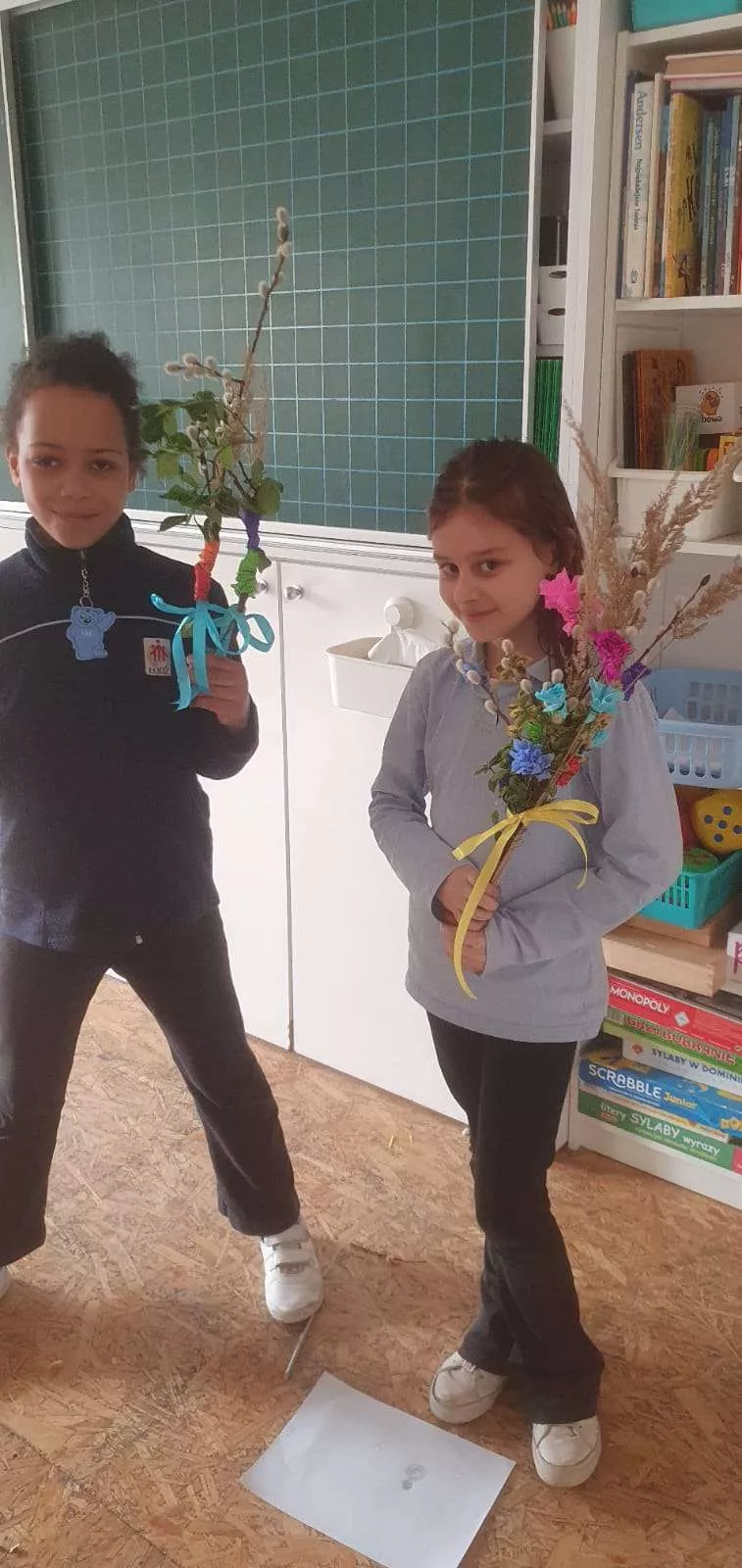 Dziewczynki z klasy 2a SSP podczas warsztatów robienia palm wielkanocnych w czasie świetlicy