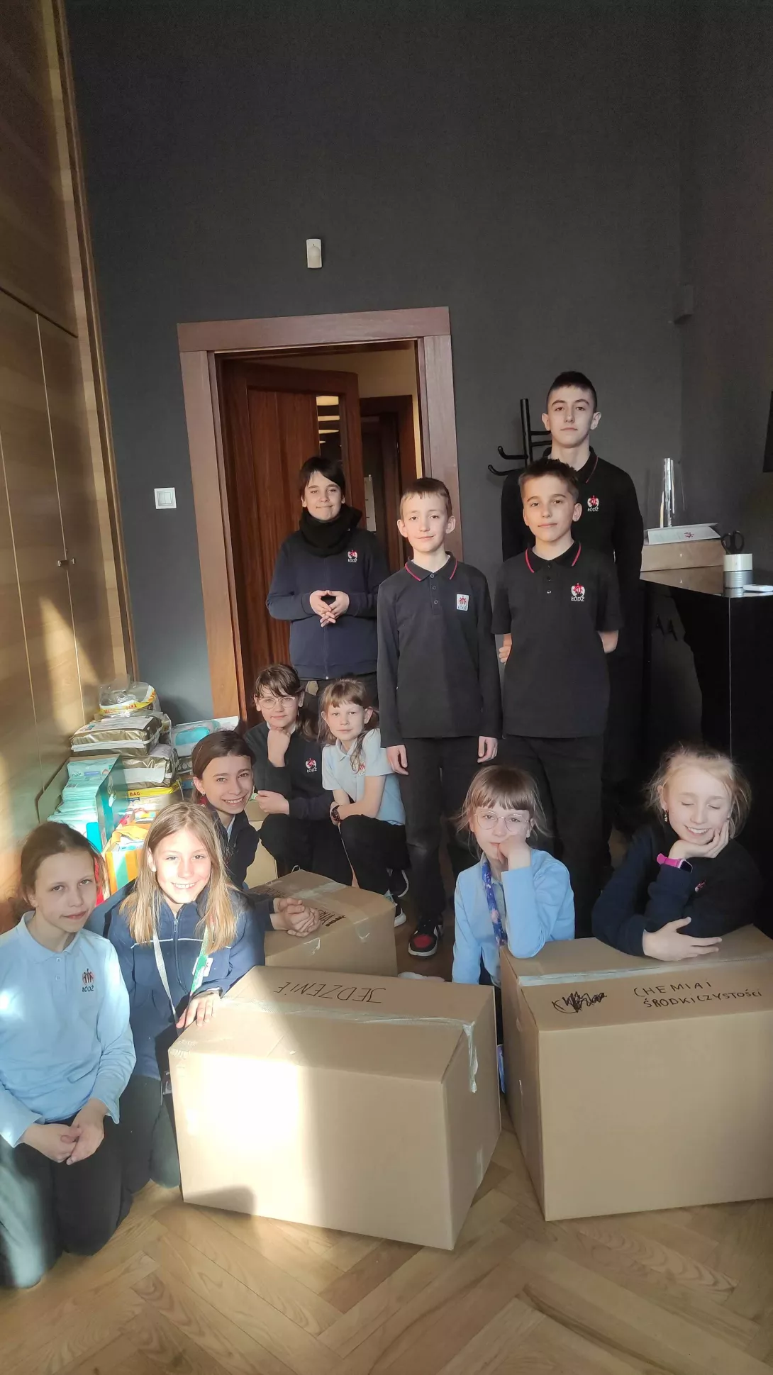 Wolontariusze SKC podczas pakowania darów ze zbiórki dla Domu Samotnej Matki w Łodzi