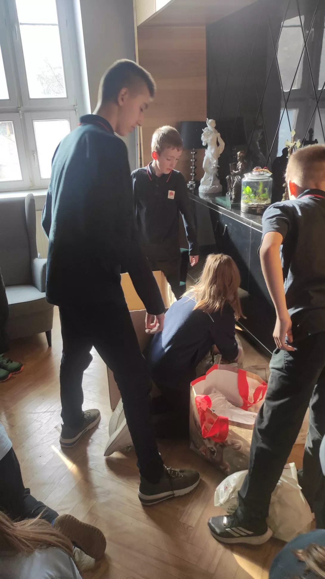 Wolontariusze SKC podczas pakowania darów ze zbiórki dla Domu Samotnej Matki w Łodzi