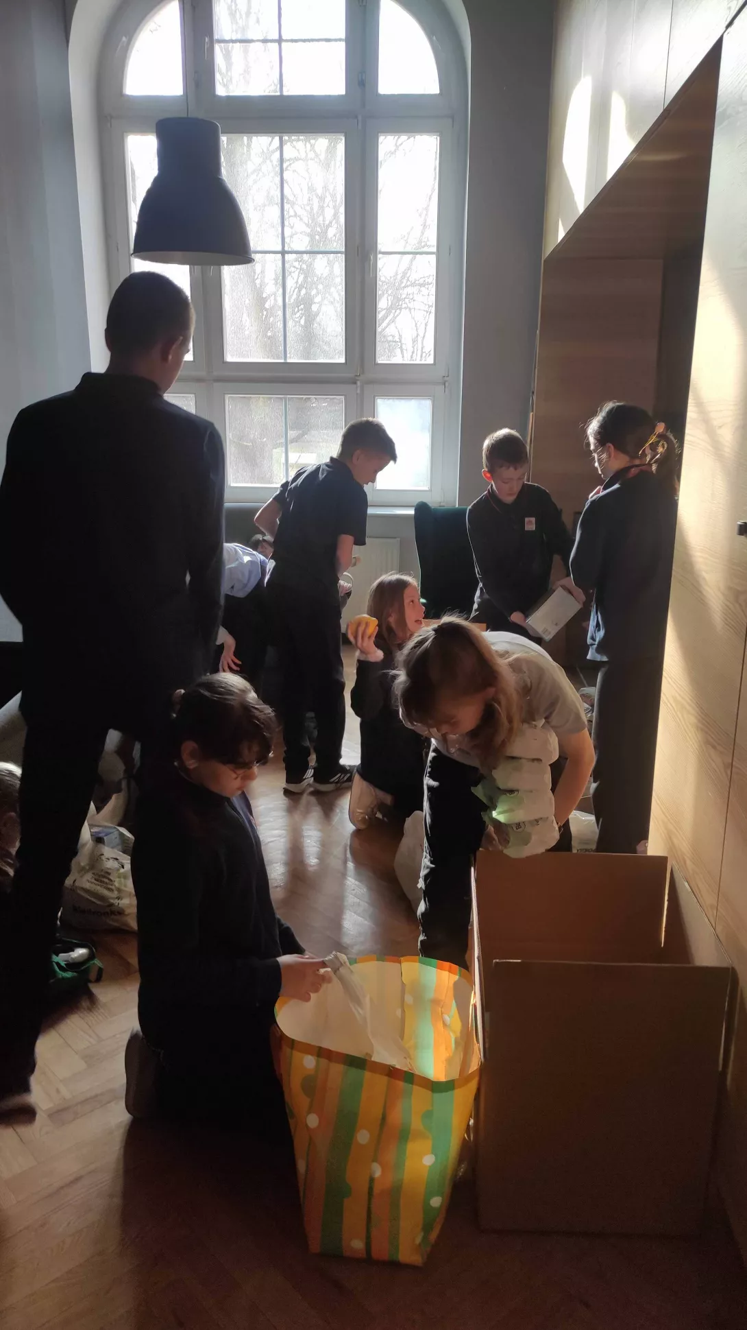 Wolontariusze SKC podczas pakowania darów ze zbiórki dla Domu Samotnej Matki w Łodzi