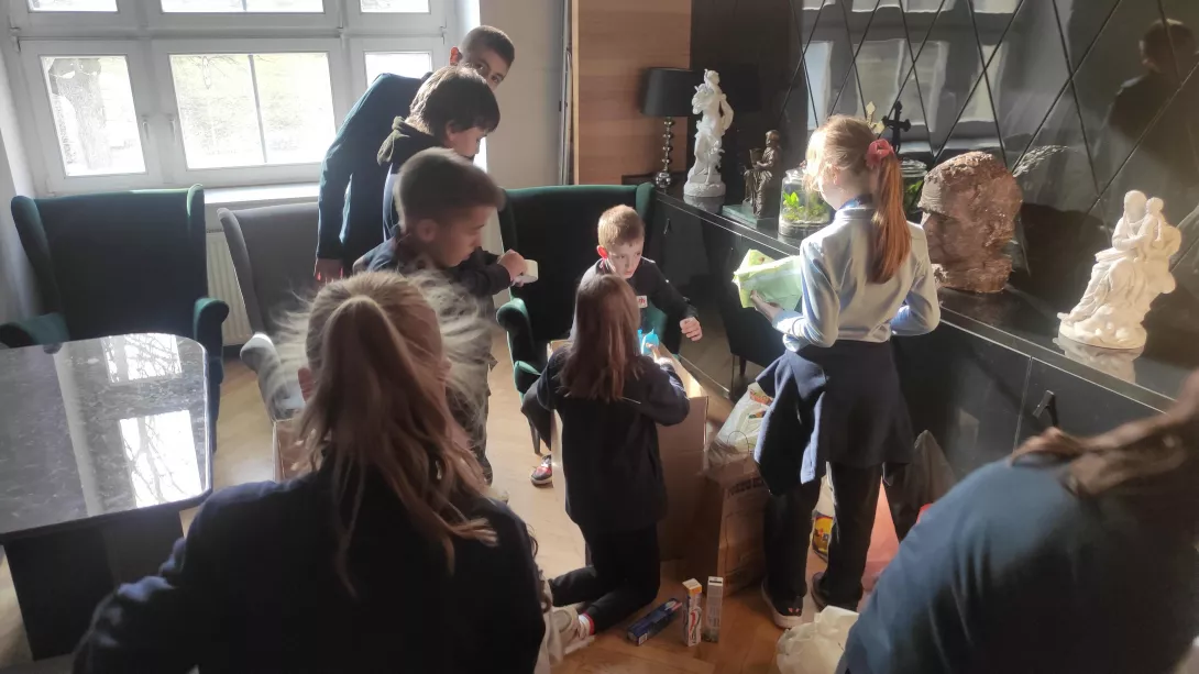 Wolontariusze SKC podczas pakowania darów ze zbiórki dla Domu Samotnej Matki w Łodzi