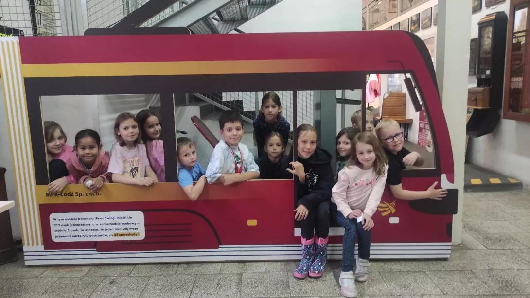 Uczestnicy półkolonii podczas zwiedzania Muzeum MPK Łódź 