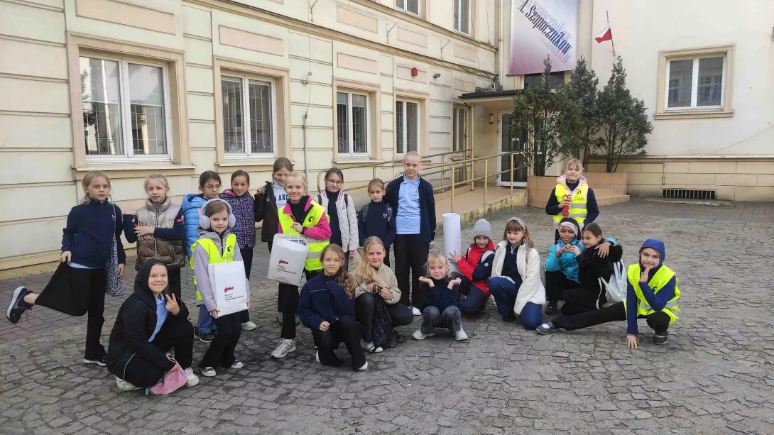 Klasa 3a na tle budynku Muzeum Tradycji Niepodległościowych w Łodzi