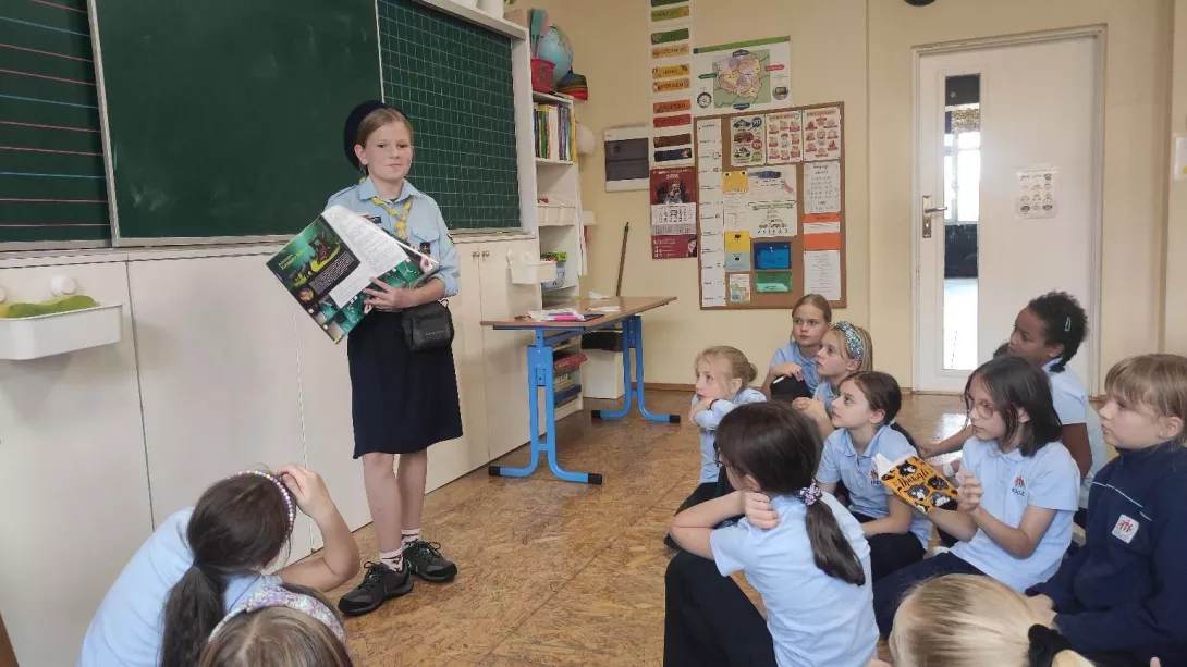 Uczennica opowiada klasie o skautingu