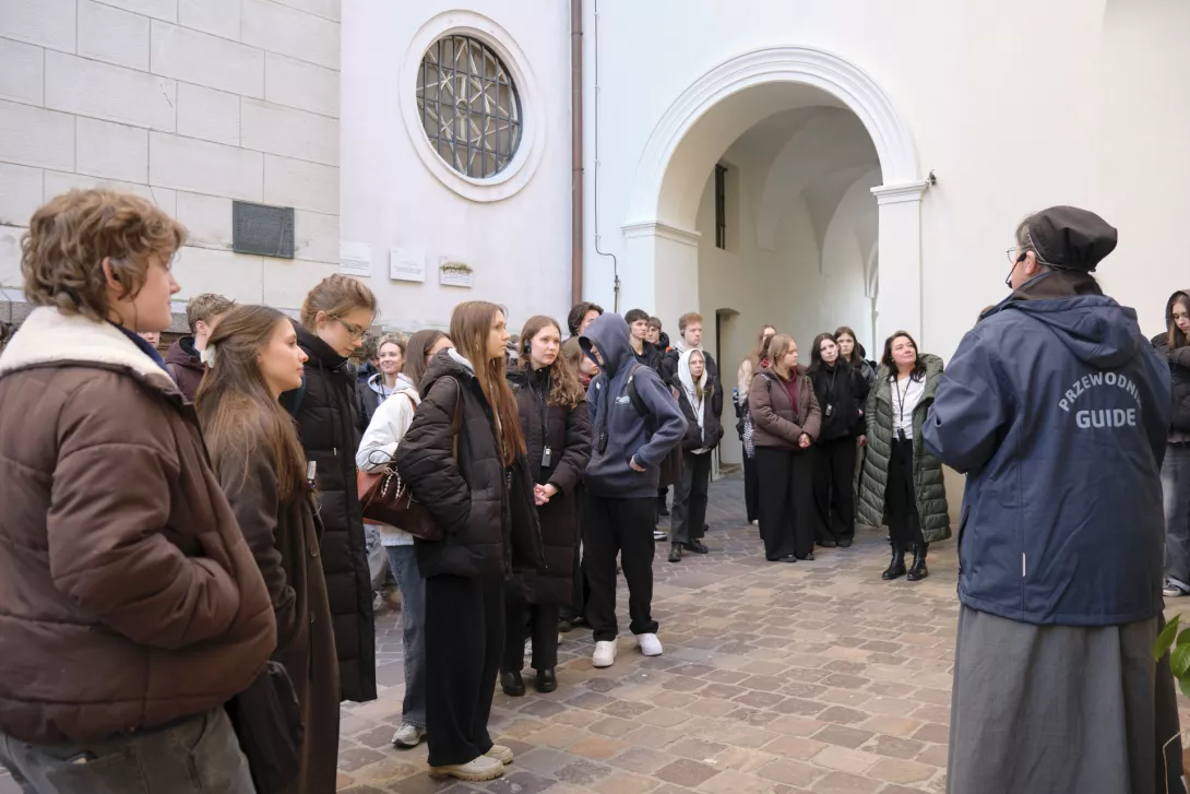 Zwiedzanie Jasnej Góry z przewodnikiem. (fot. Amelia Szymańska)