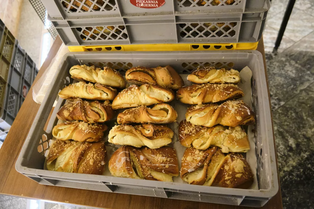 W przerwie organizatorzy przygotowali maturzystom drożdżówki. (fot. Amelia Szymańska)