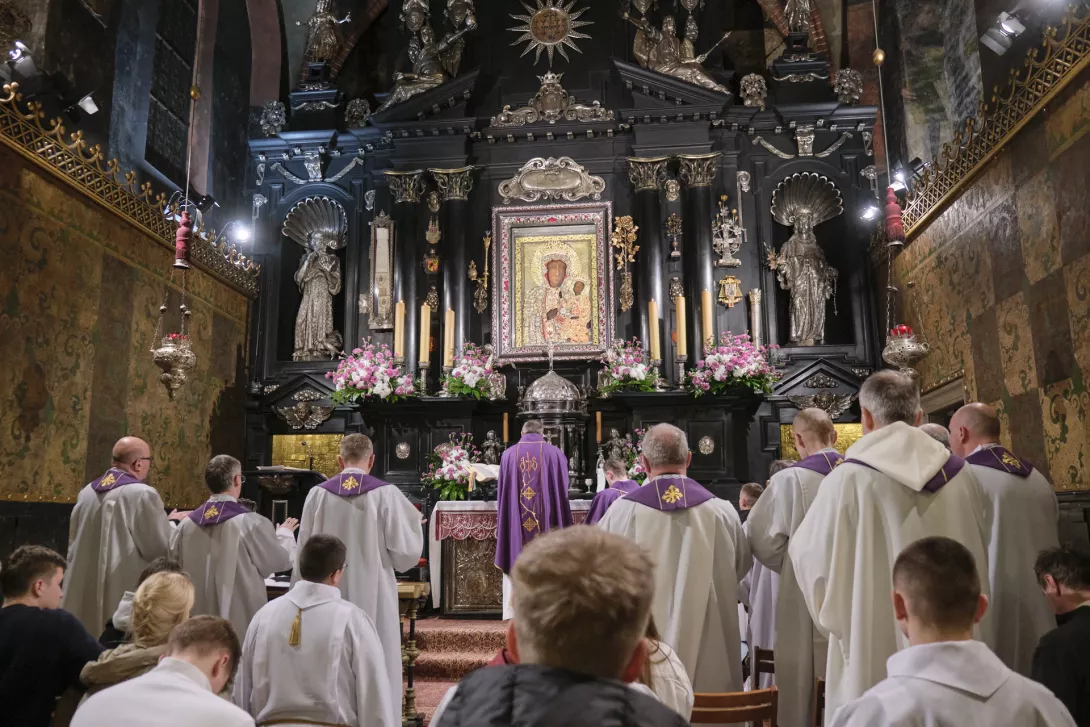 Msza św. w kaplicy cudownego wizerunku Czarnej Madonny. (fot. Amelia Szymańska)