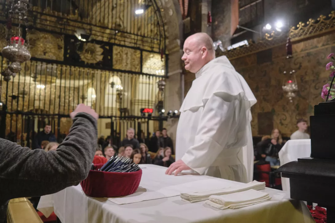 Przeor klasztoru rozdaje długopisy "maturalne". (fot. Amelia Szymańska)