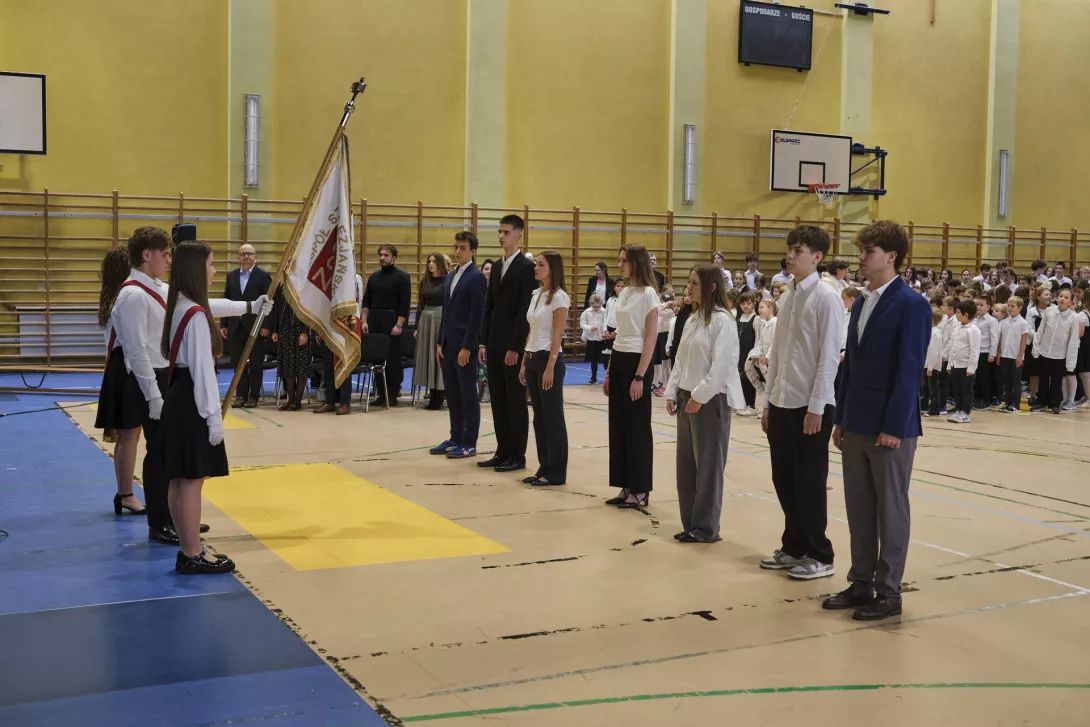 Nowy samorząd uczniowski salezjańskiego liceum składa ślubowanie.