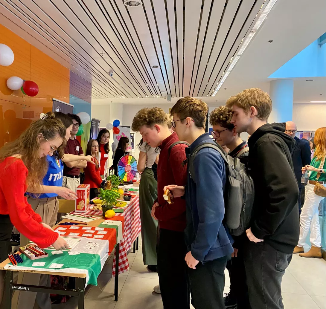Uczniowie przy stoisku informacyjnym kierunku filologia włoska