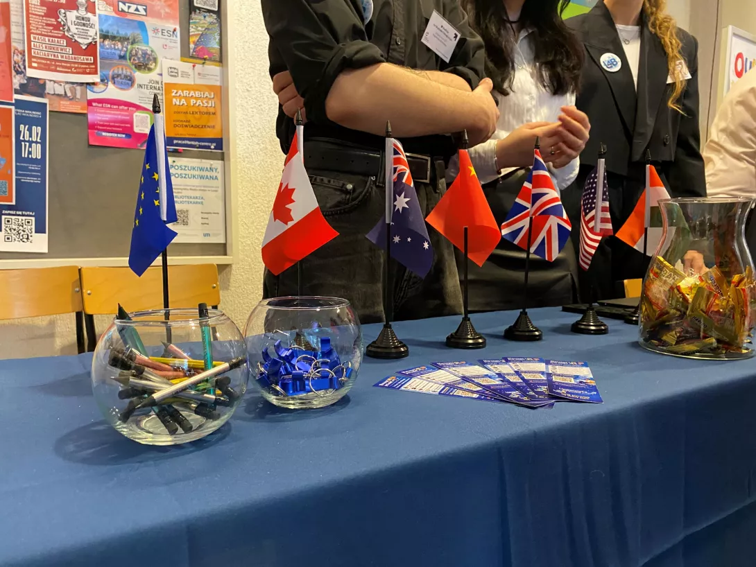 Flagi na stoisku informacyjnym kierunku "Lingiwstyka dla Biznesu"