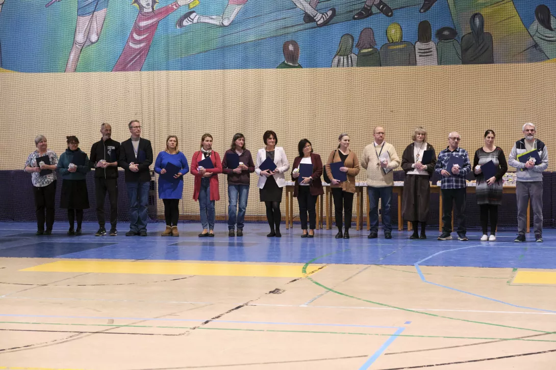 Nauczyciele i pracownicy, którzy są w szkole od minimum 18 lat. (fot. Antoni Szumielewicz)