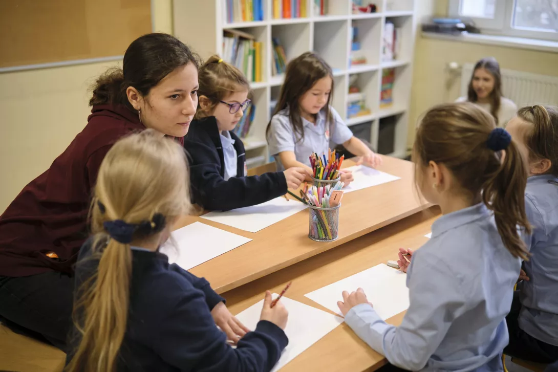 Licealiści prowadzą lekcje dla szkoły podstawowej. (fot. Amelia Szymańska)