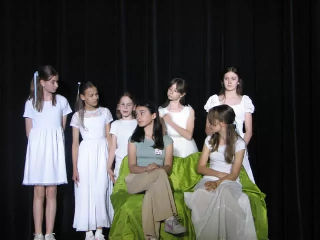 Zdjęcie ze spektaklu "Alicje" w wykonaniu teatru Beznazwy.