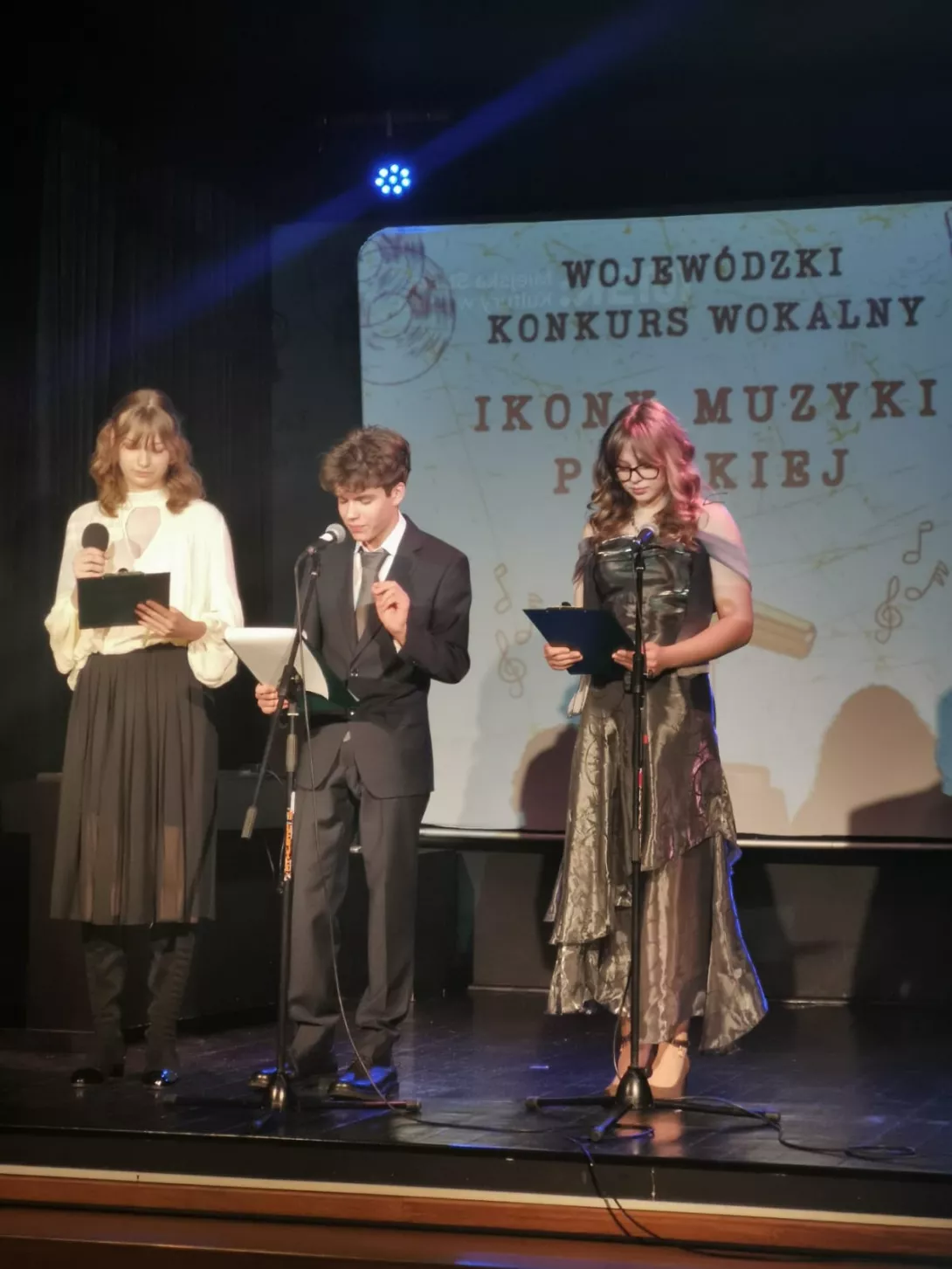 Prowadzący Wojewódzkiego Konkursu Piosenki "Ikony polskiej piosenki"