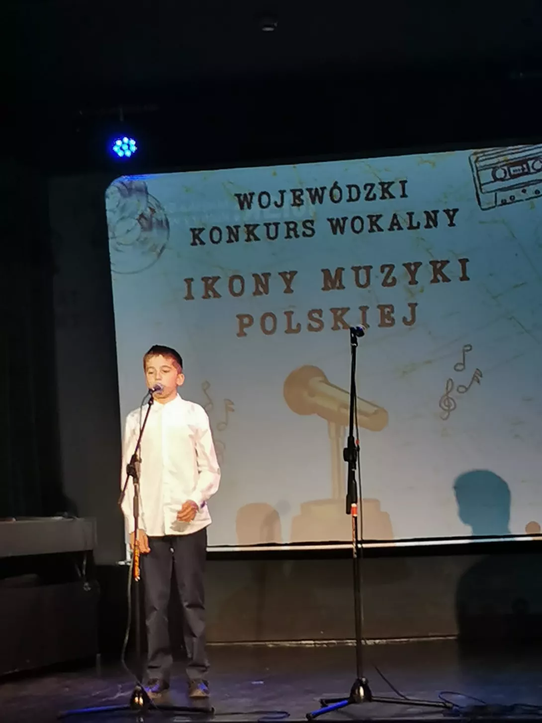Kacper Binasiak, uczestnik Wojewódzkiego Konkursu Piosenki "Ikony polskiej piosenki"