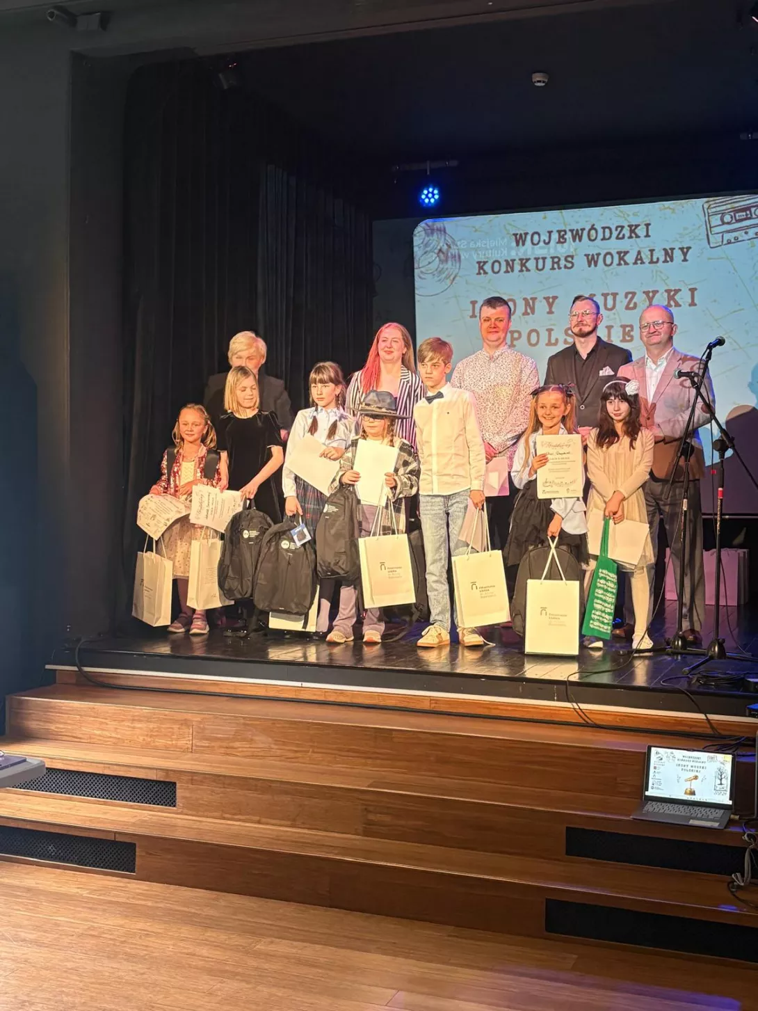 Laureaci Wojewódzkiego Konkursu Piosenki "Ikony polskiej piosenki" kategorii klas 1-4 SP
