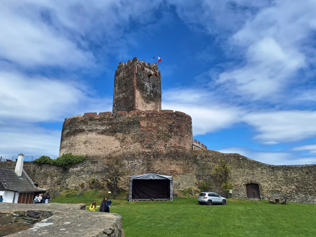 Widok z daleka ruin zamku w Bolkowie
