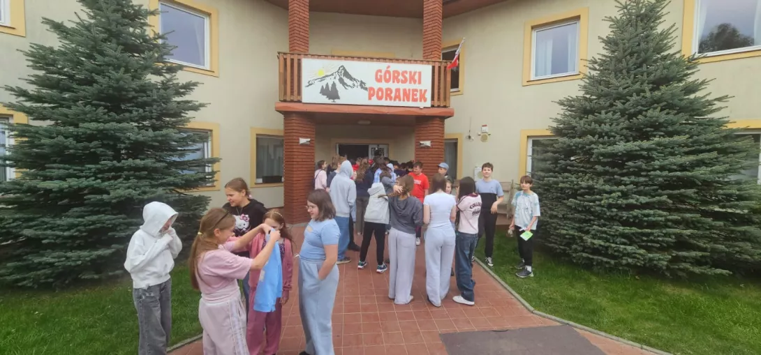 Uczniowie SSP przed pensjonatem Górski Poranek w Stoniu Śląskim