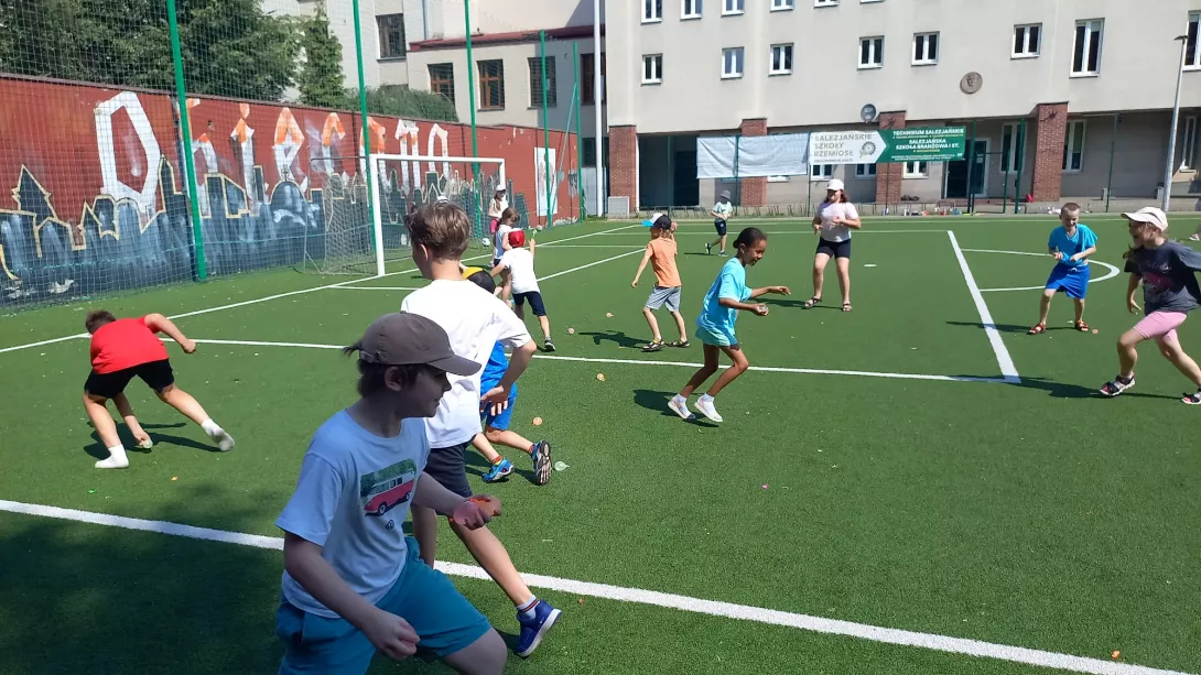 Uczestnicy I turnusu półkolonii SL Salos-Wodna podczas zabawy na szkolnym boisku (foto Aliaksandr Manchak)