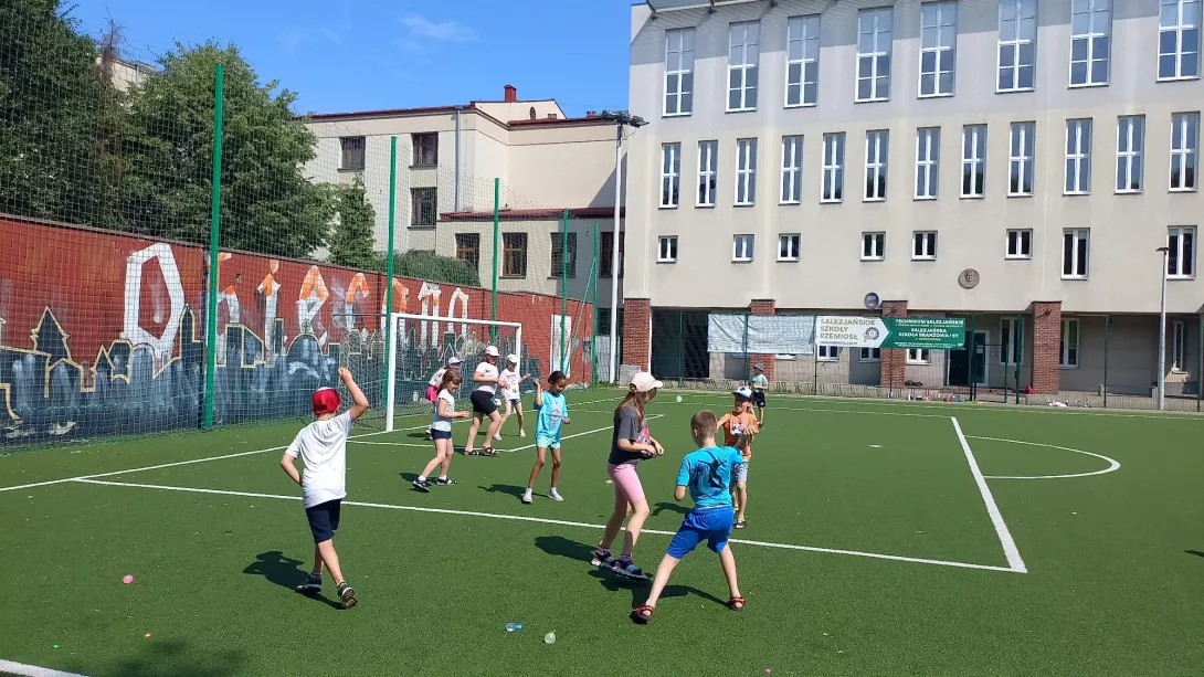 Uczestnicy I turnusu półkolonii SL Salos-Wodna podczas zabawy na szkolnym boisku (foto Aliaksandr Manchak)