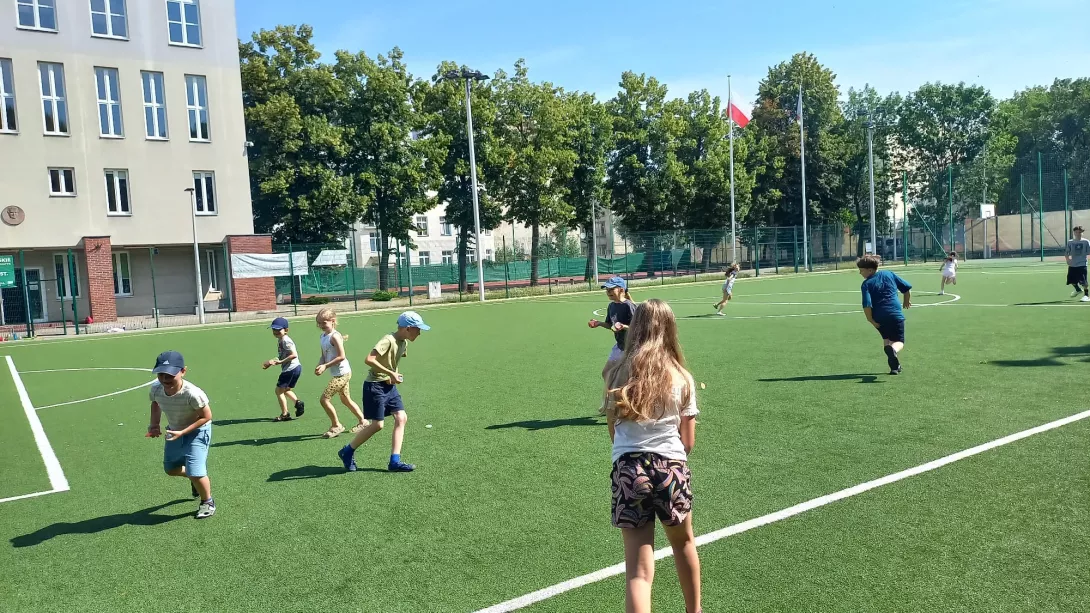 Uczestnicy I turnusu półkolonii SL Salos-Wodna podczas zabawy na szkolnym boisku (foto Aliaksandr Manchak)