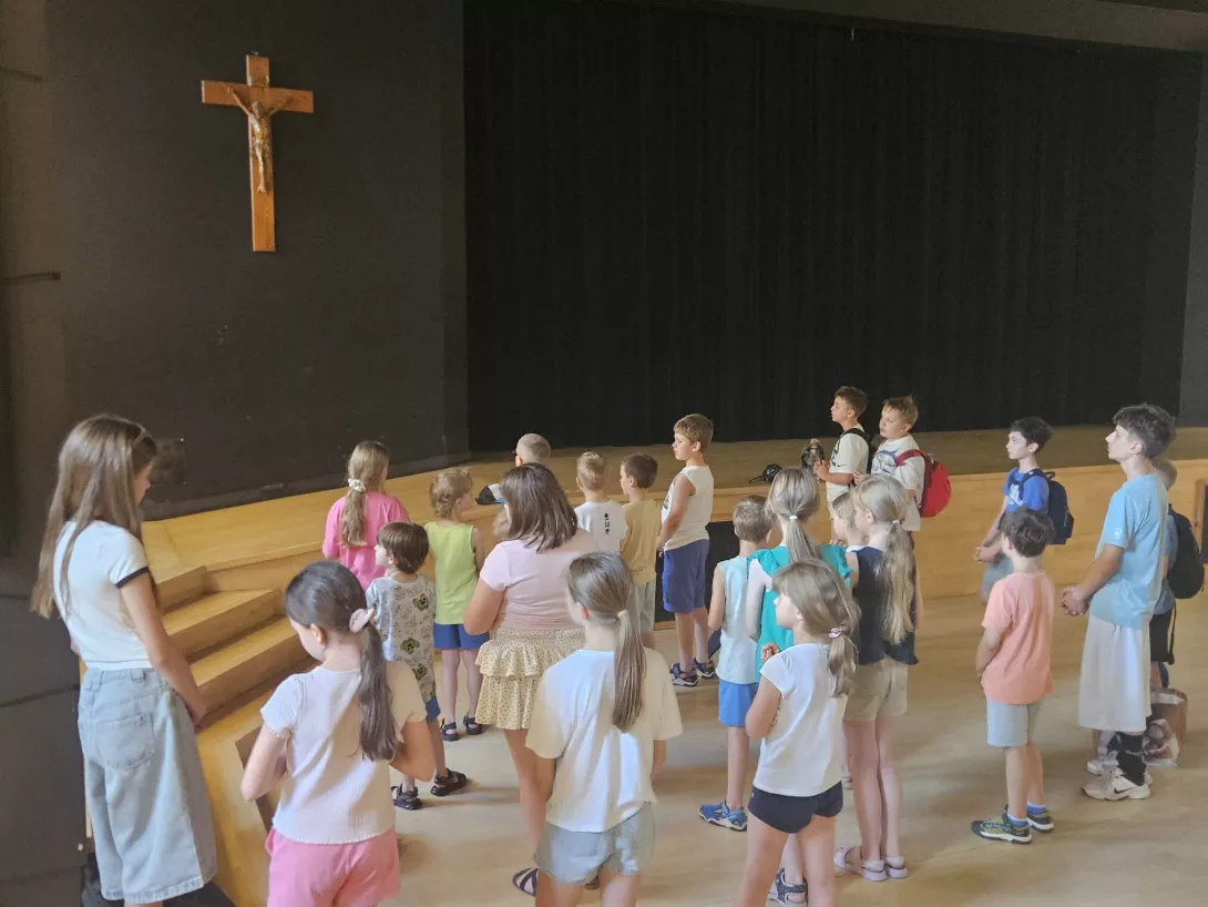 Uczestnicy I turnusu półkolonii organizowanych przez SL Salos-Wodna, modlitwa na początek dnia (foto Aliaksandr Manchak)