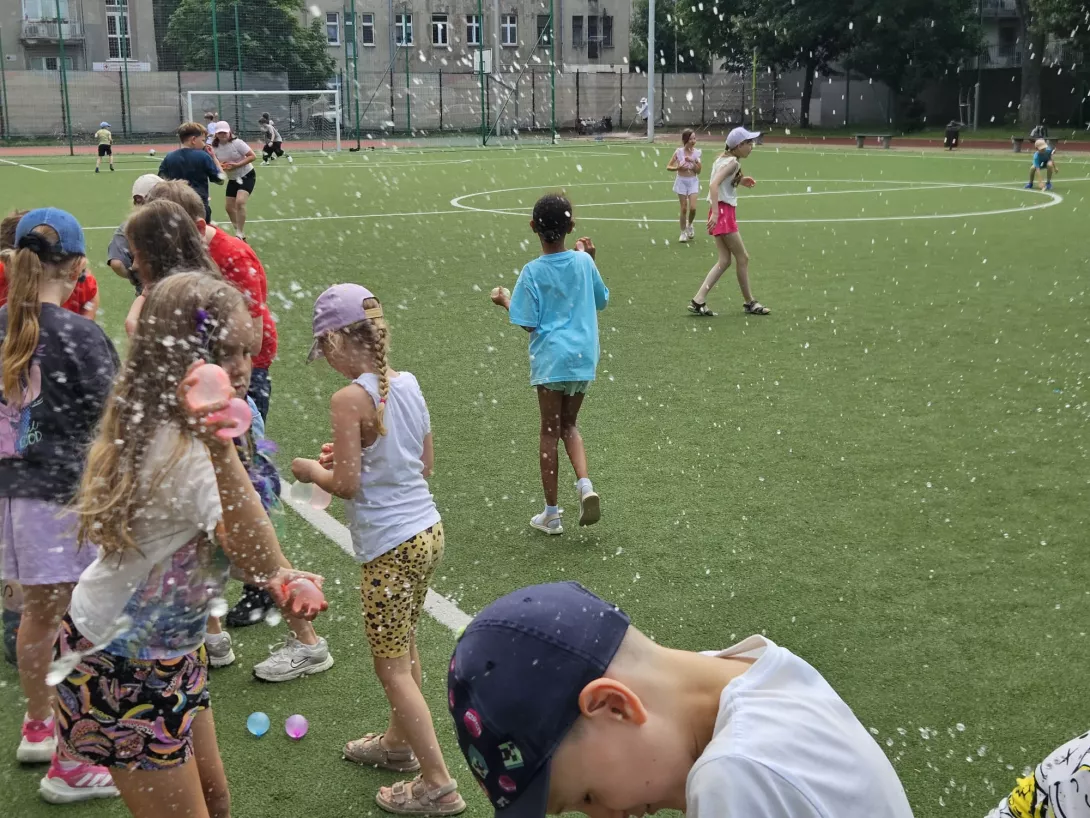 Uczestnicy I turnusu półkolonii organizowanych przez SL Salos-Wodna, bitwa na wodne balony (foto Aliaksandr Manchak)