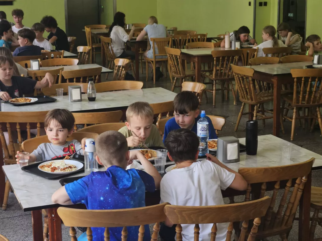 Uczestnicy I turnusu półkolonii organizowanych przez SL Salos-Wodna, obiad (foto Aliaksandr Manchak)