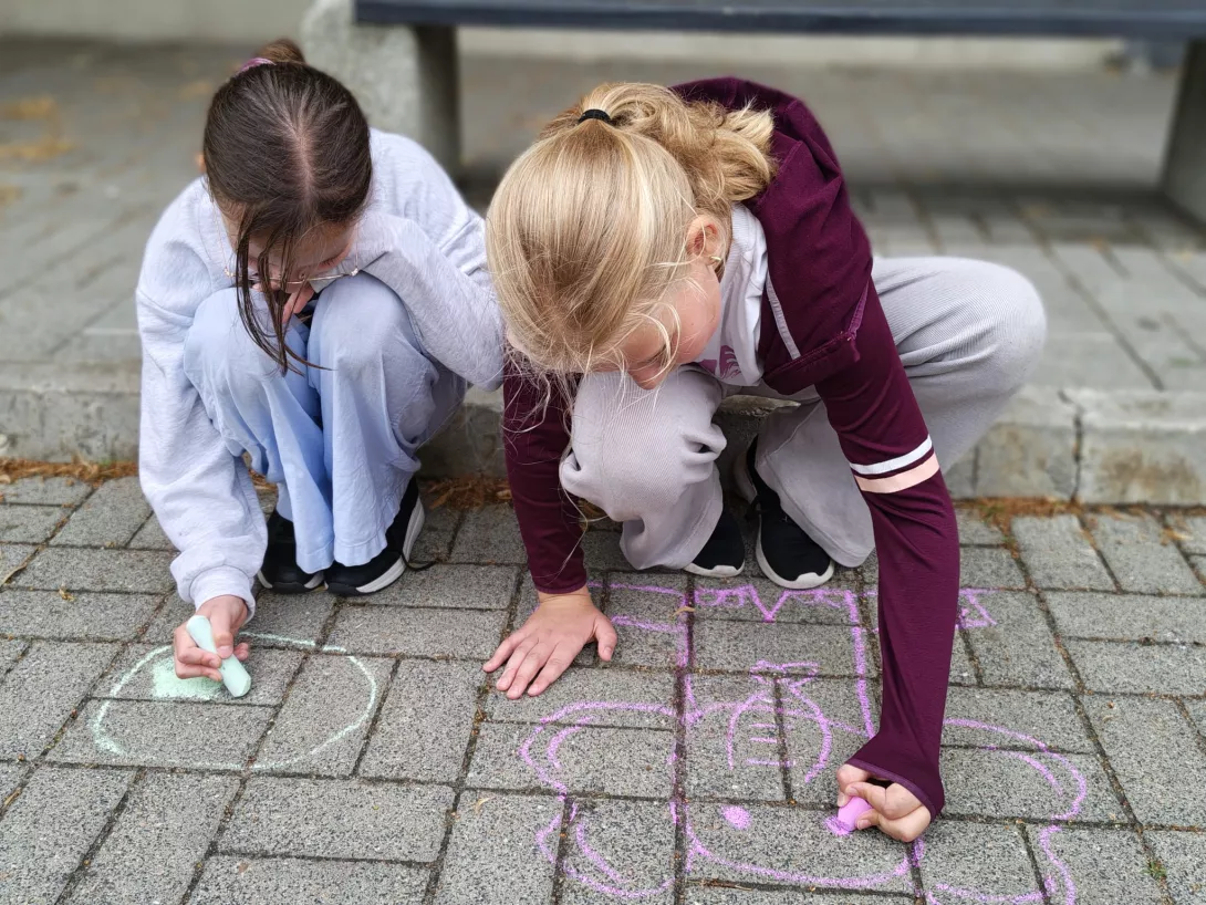 Uczestnicy III turnusu półkolonii SL Salos-Wodna przed boiskiem (foto Sylwia Gajewska)