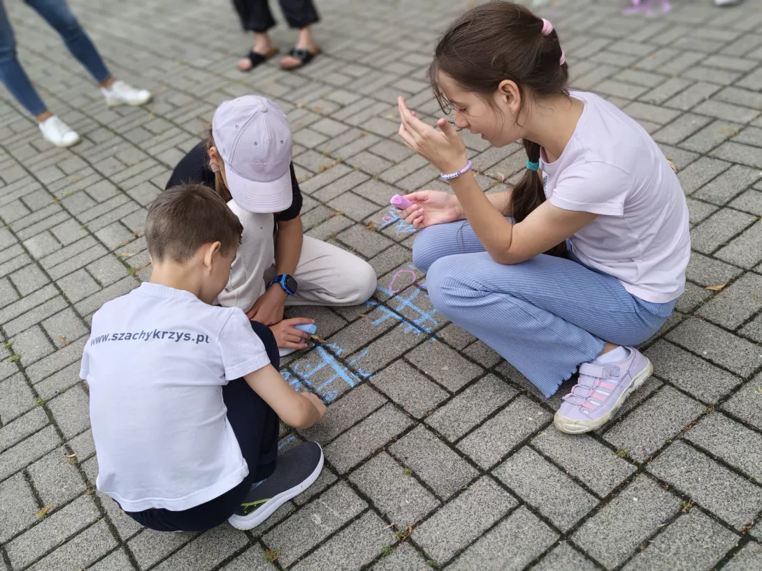 Uczestnicy III turnusu półkolonii SL Salos-Wodna przed boiskiem (foto Sylwia Gajewska)