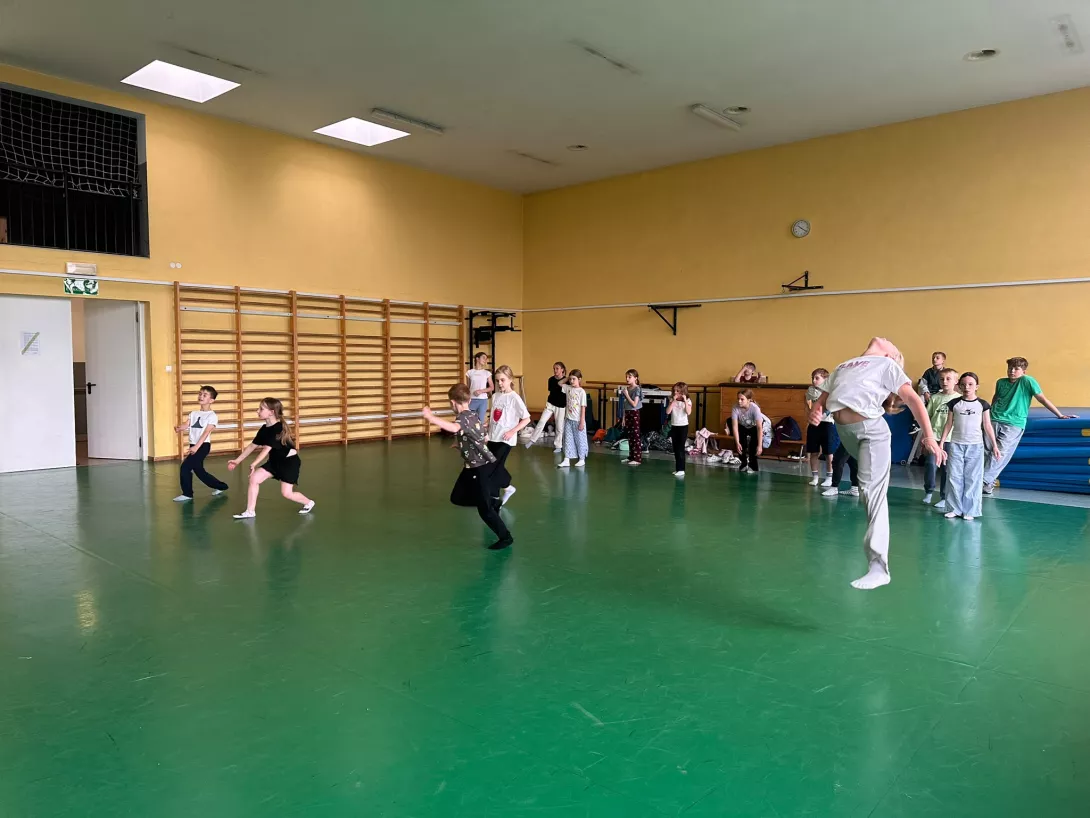 Uczestnicy III turnusu półkolonii SL Salos-Wodna podczas zajęć tanecznych (foto Sylwia Gajewska)