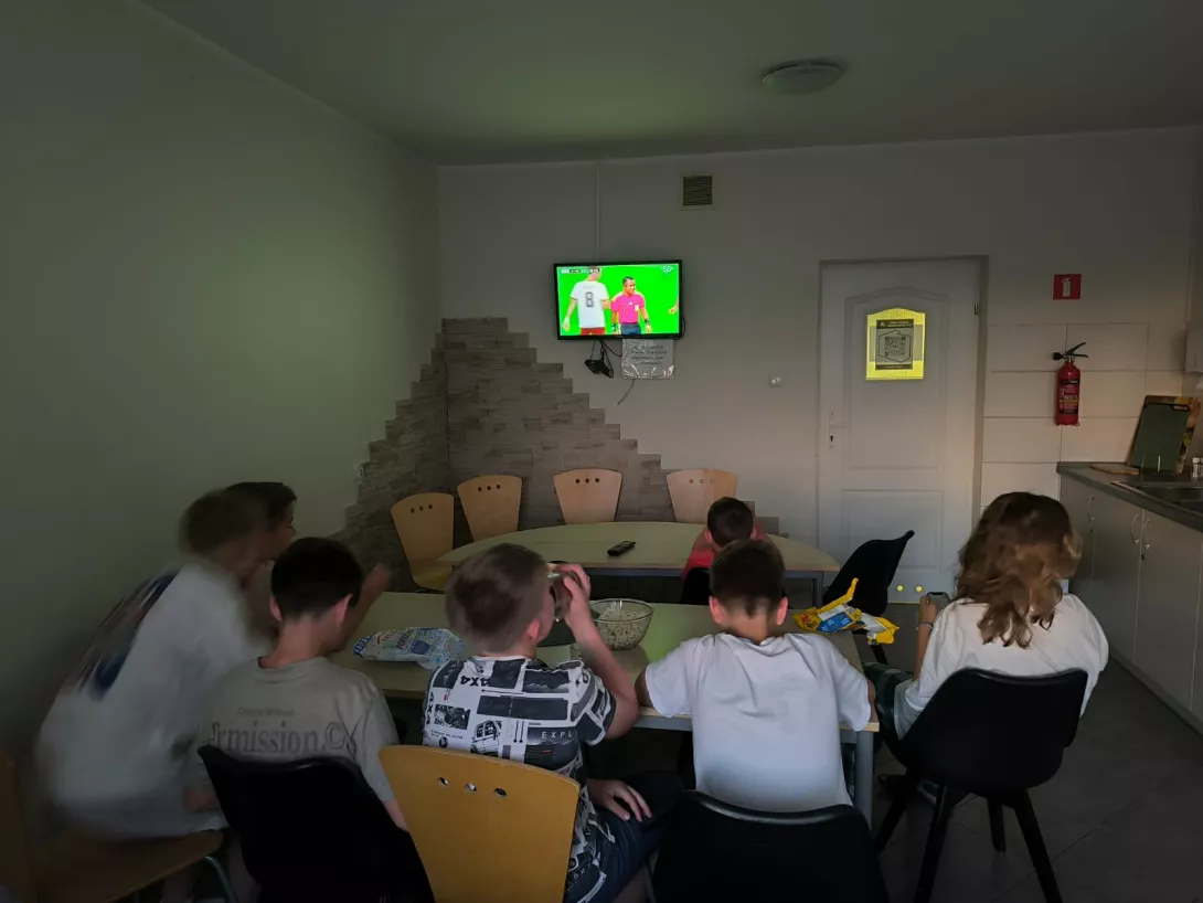 Uczestnicy obozu siatkarskiego SL Salos-Wodna w Toruniu podczas posiłku (foto Anna Lauk-Żuraw)
