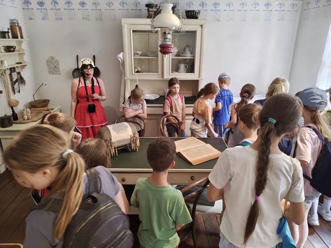 Uczestnicy III turnusu półkolonii SL Salos-Wodna podczas wycieczki w Muzeum Włókiennictwa (foto Sylwia Gajewska)
