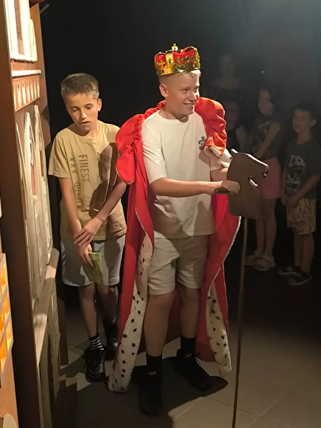 Uczestnicy obozu siatkarskiego SL Salos-Wodna w Toruniu w DOmu Legend (foto Anna Lauk-Żuraw)