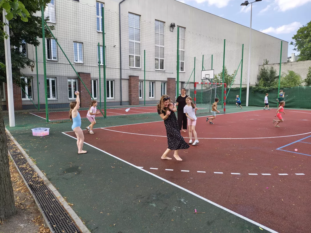 Uczestnicy III turnusu półkolonii SL Salos-Wodna podczas bitwy na wodne balony (foto Sylwia Gajewska)