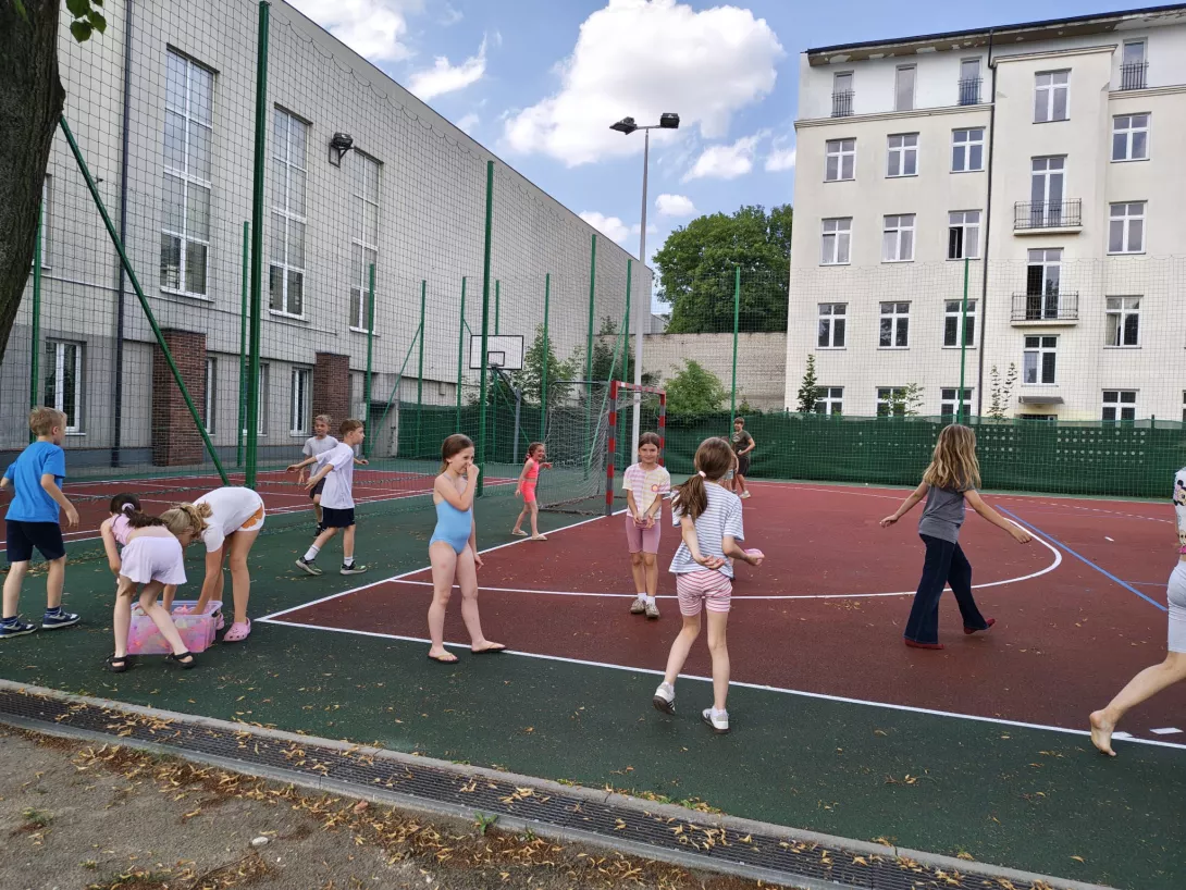Uczestnicy III turnusu półkolonii SL Salos-Wodna podczas bitwy na wodne balony (foto Sylwia Gajewska)