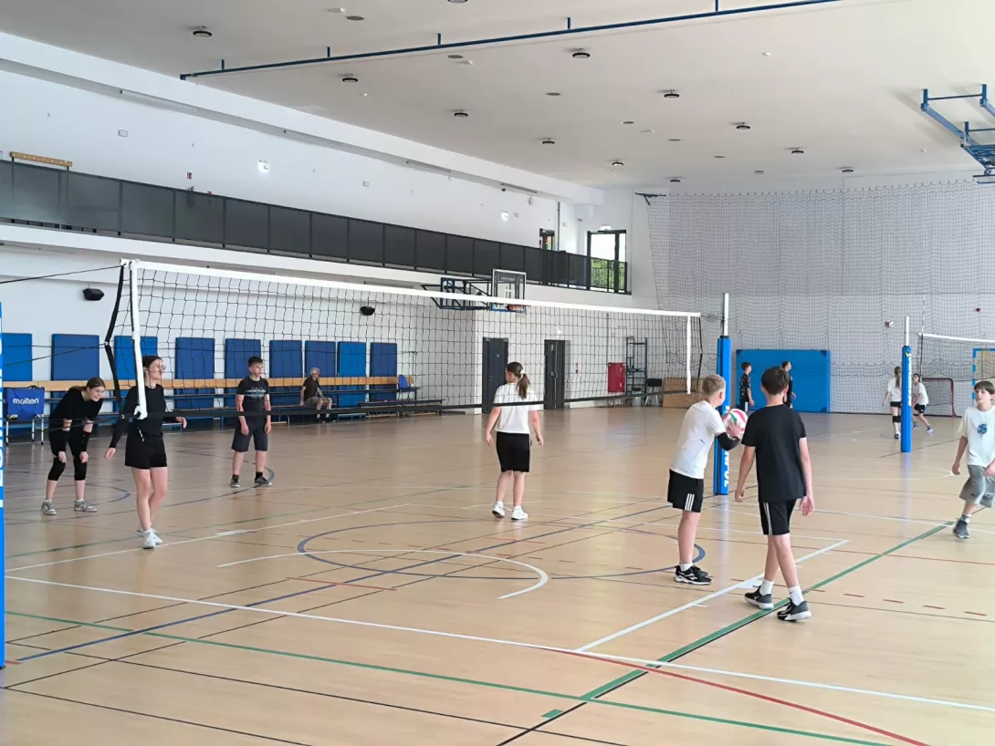 Uczestnicy obozu siatkarskiego SL Salos-Wodna w Toruniu podczas treningu (foto Anna Lauk-Żuraw)