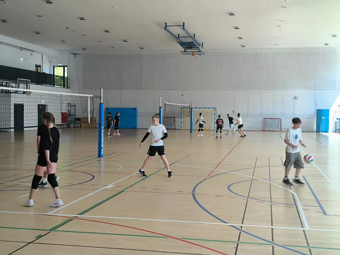 Uczestnicy obozu siatkarskiego SL Salos-Wodna w Toruniu podczas treningu (foto Anna Lauk-Żuraw)