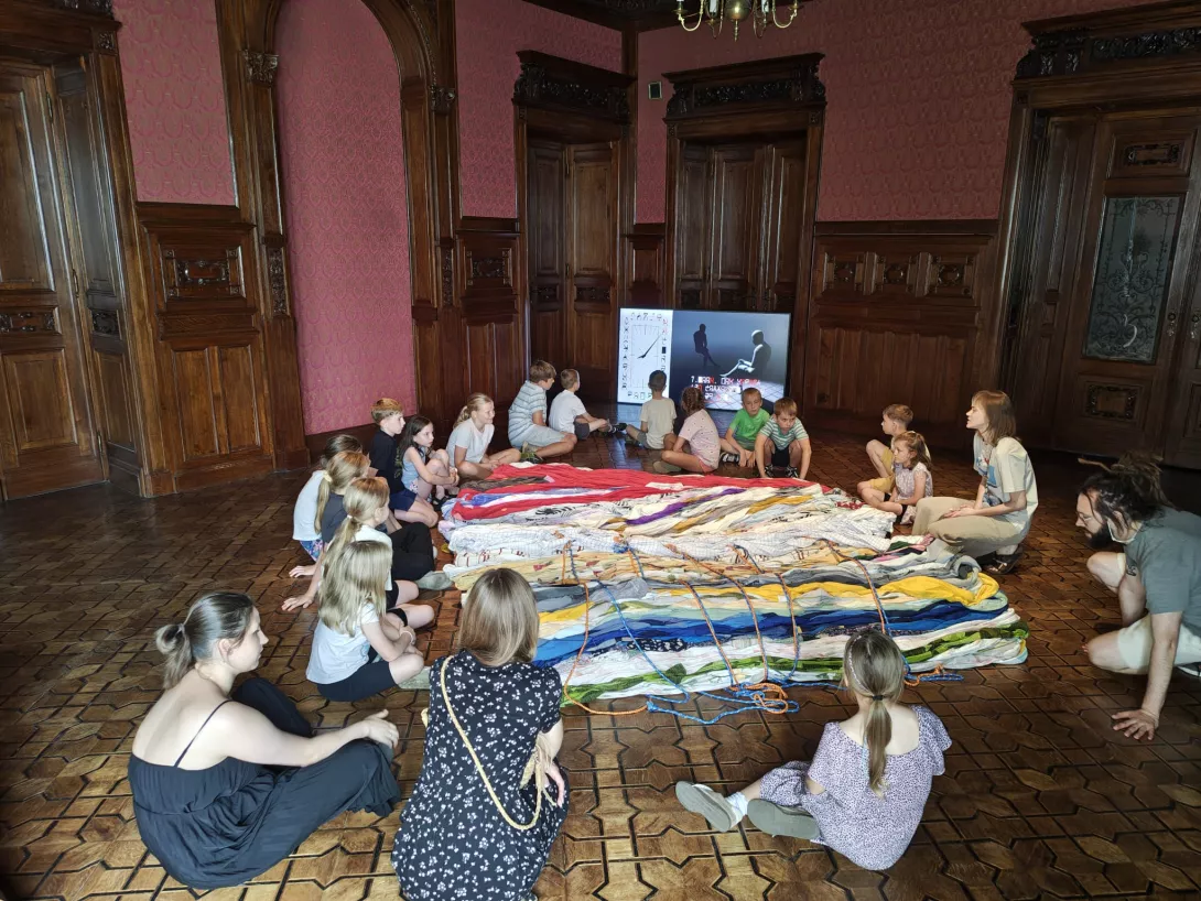 Uczestnicy III turnusu półkolonii SL Salos-Wodna podczas warsztatów w Muzeum Sztuki Współczesnej (foto Sylwia Gajewska)