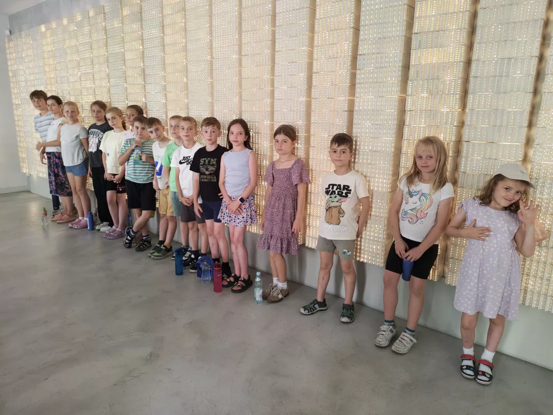 Uczestnicy III turnusu półkolonii SL Salos-Wodna podczas warsztatów w Muzeum Sztuki Współczesnej (foto Sylwia Gajewska)